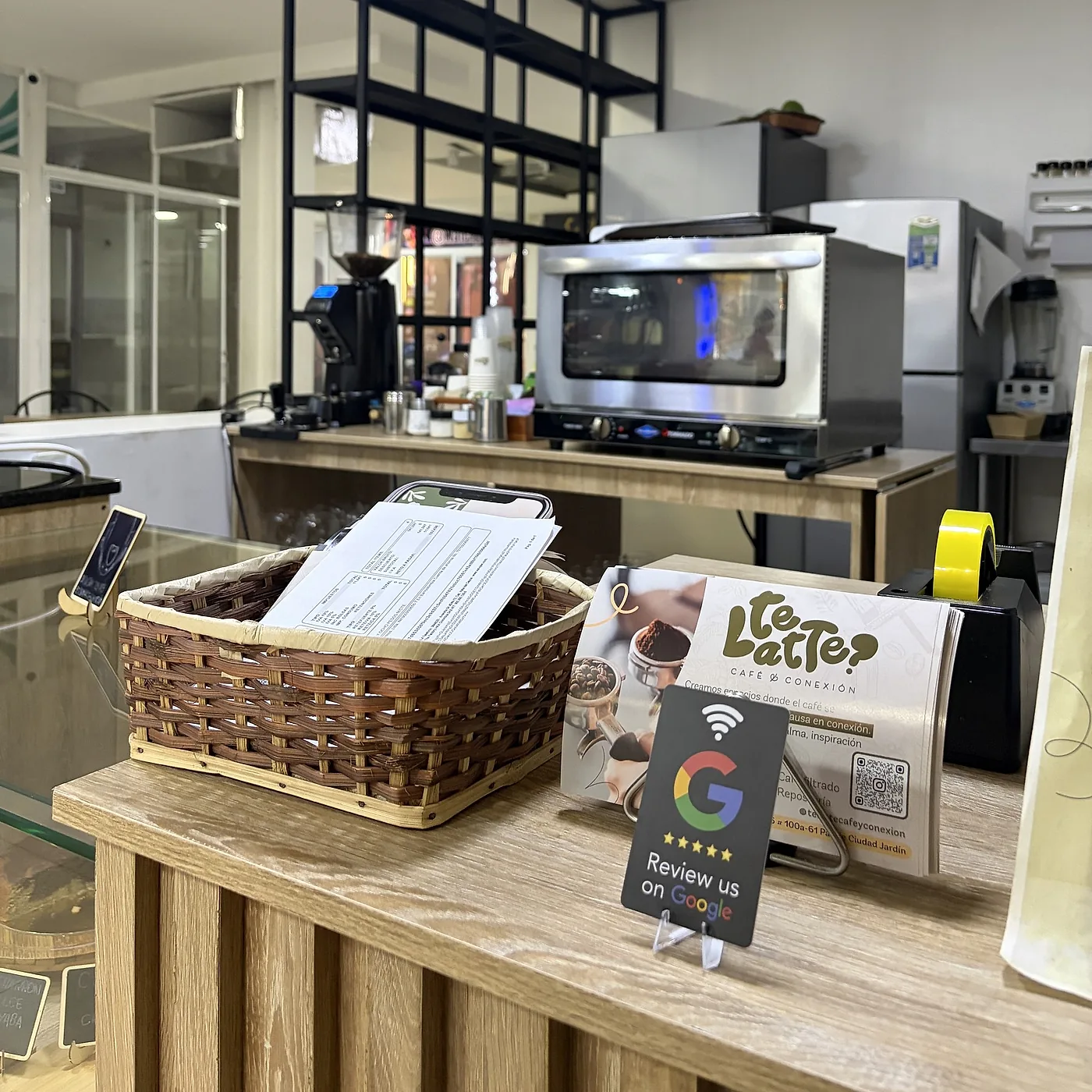 Tarjeta NFC de reseñas UNTAP en el mostrador del café Te Latte, al lado de la caja