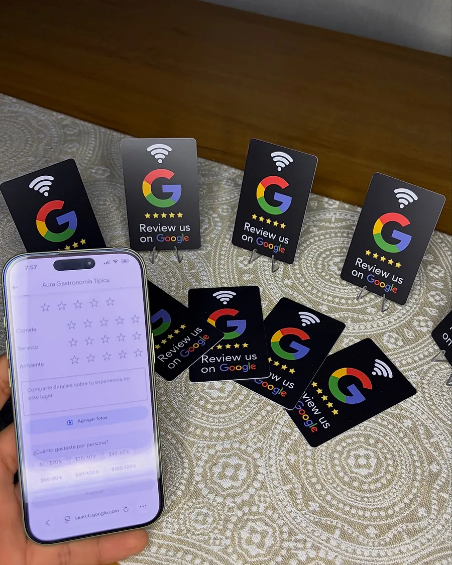 Celular con la ventana para dejar una reseña en Google abierta, junto a tarjetas NFC UNTAP